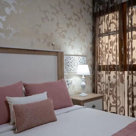 Reina Aixa- Centro Apartment *